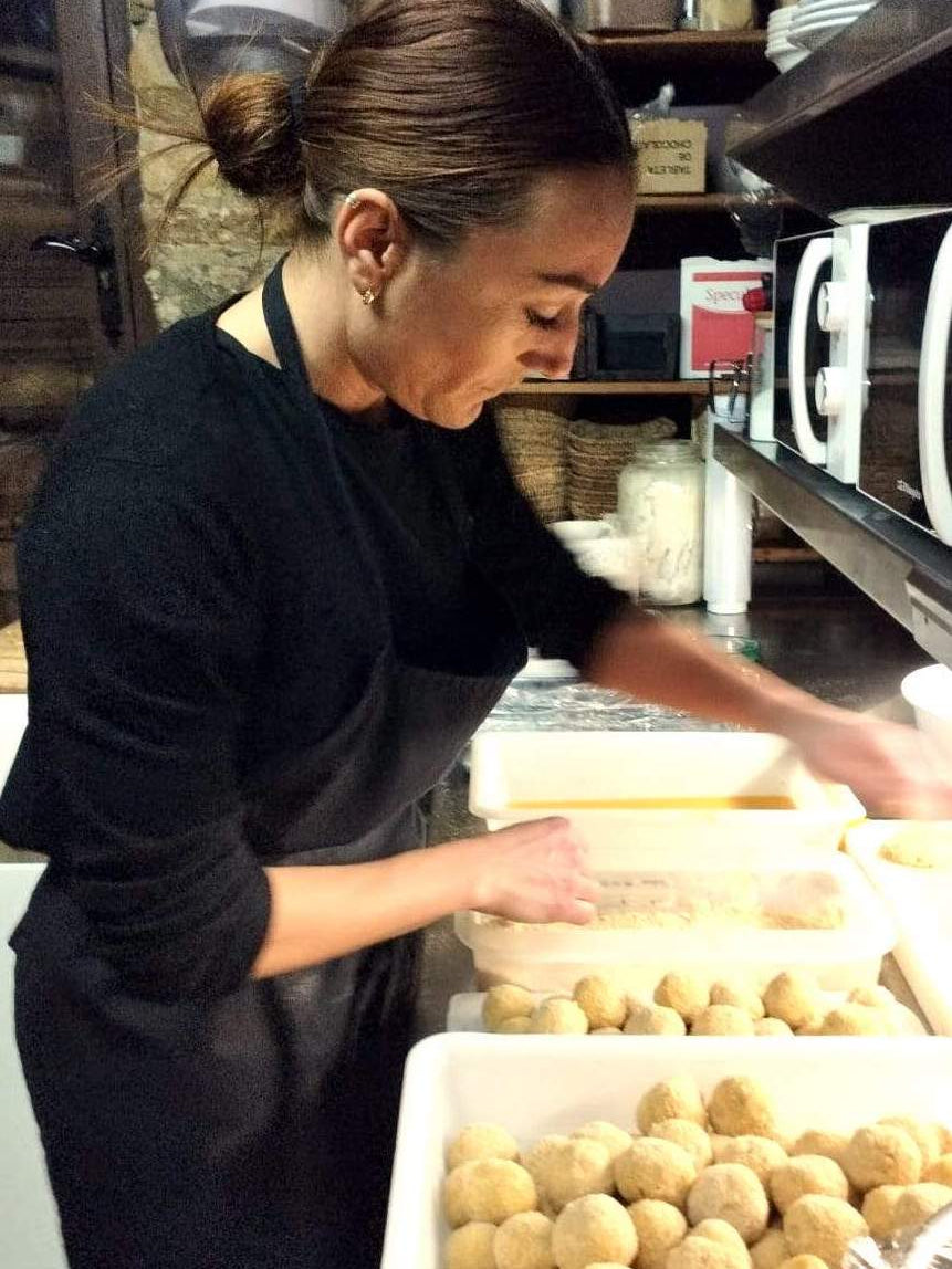 Raquel elaborant croquetes